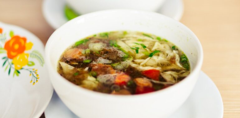 Cum să faci o supă minestrone bogată în legume și fasole