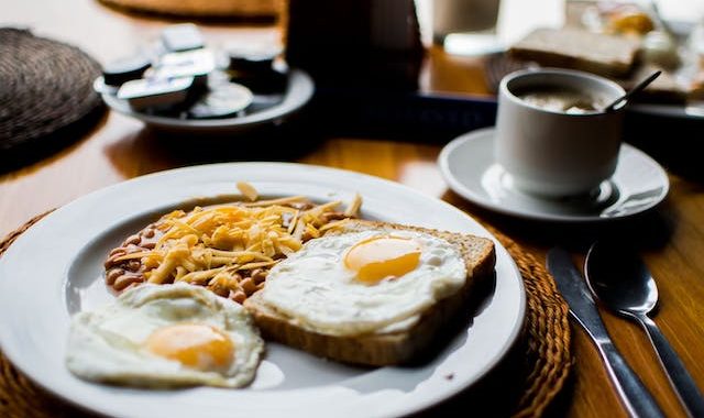 Mic dejun de vis: bucurii matinale și capcane culinare