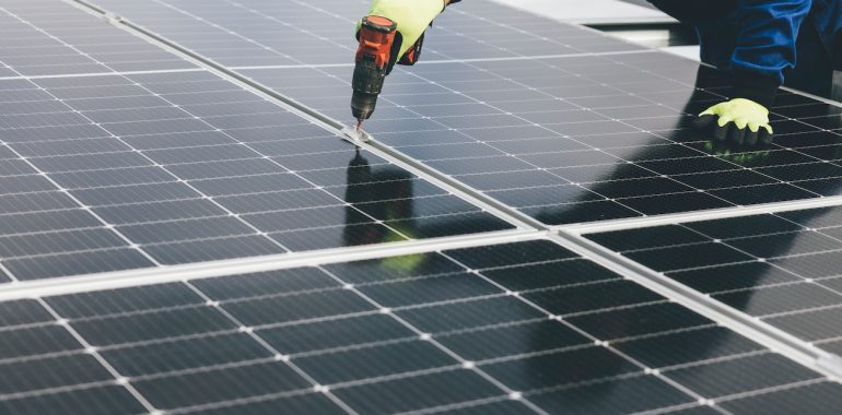 Beneficiile panourilor solare: De ce să alegi energie regenerabilă