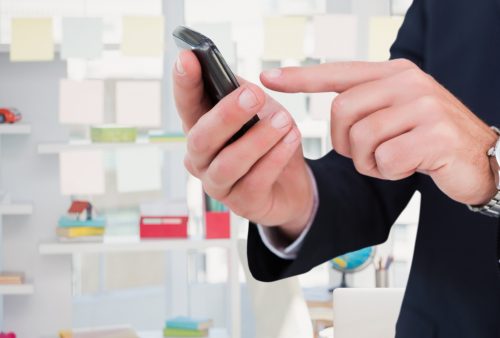 Persoană care folosește telefonul pentru reîncărcarea online a unei cartele Digi