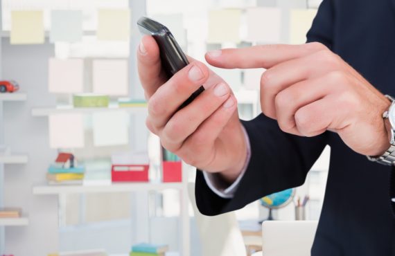 Persoană care folosește telefonul pentru reîncărcarea online a unei cartele Digi