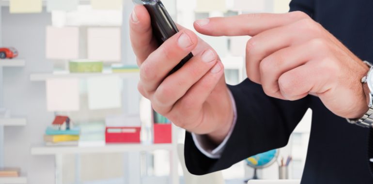 Persoană care folosește telefonul pentru reîncărcarea online a unei cartele Digi