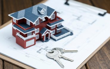 Machetă de locuință și chei reprezentative pentru cumpărarea unui apartament cu 2 camere în Craiova