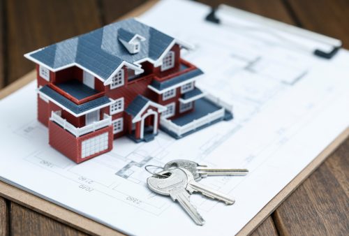 Machetă de locuință și chei reprezentative pentru cumpărarea unui apartament cu 2 camere în Craiova