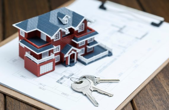 Machetă de locuință și chei reprezentative pentru cumpărarea unui apartament cu 2 camere în Craiova