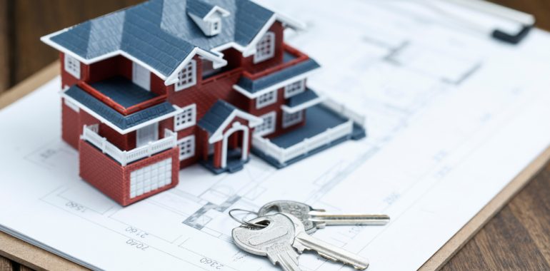 Machetă de locuință și chei reprezentative pentru cumpărarea unui apartament cu 2 camere în Craiova